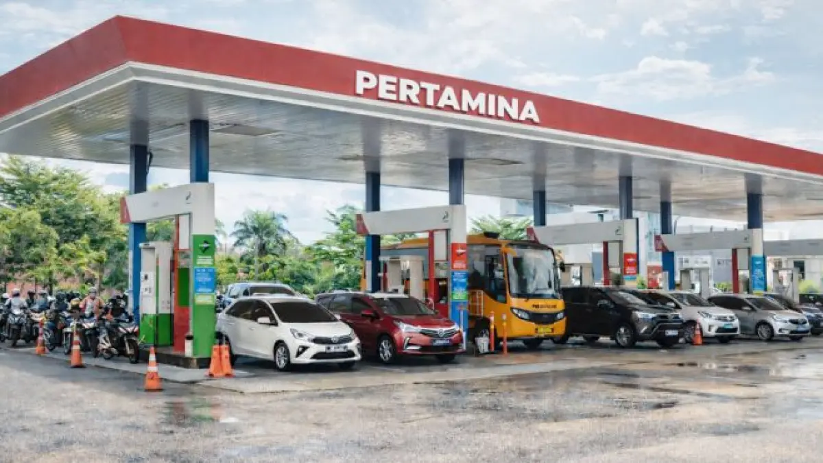 Kendaraan antre mengisi BBM di SPBU Batam Center, Minggu (19/4). Kenaikan harga BBM nonsubsidi berpotensi menimbulkan efek luas di berbagai sektor di Kota Batam. Foto: Cecep Mulyana/Batam Pos