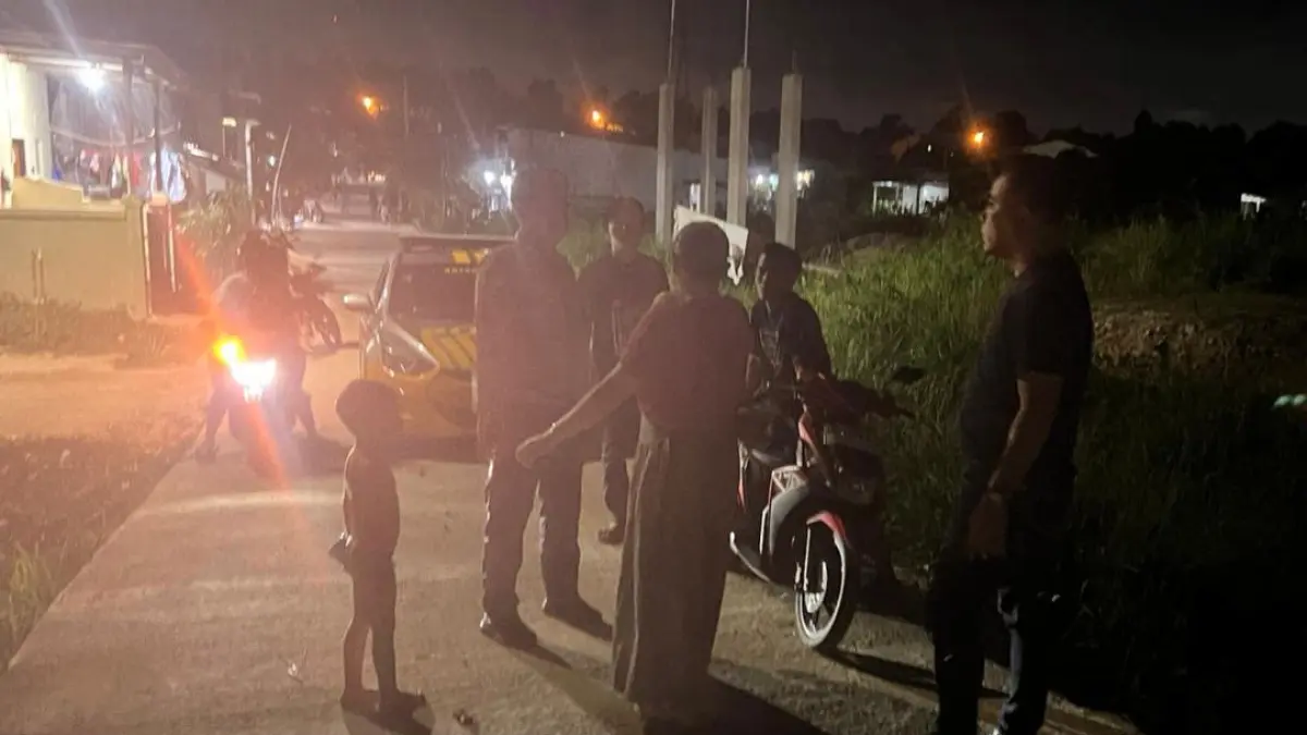Petugas kepolisian mengamankan pelaku pembacokan di Sei Beduk beserta barang bukti parang yang digunakan untuk menyerang korban.  / F. Yofie ? Batam Pos