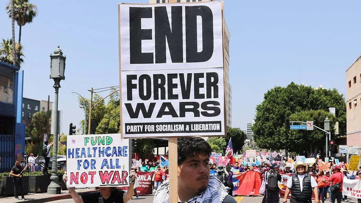 Sejumlah demonstran membawa plakat yang berisi seruan mengakhiri perang saat ikut berunjuk rasa Hari Buruh di Los Angeles, California, Amerika Serikat, Jumat (1/5/2026). ANTARA/Xinhua/Qiu Chen/aa.