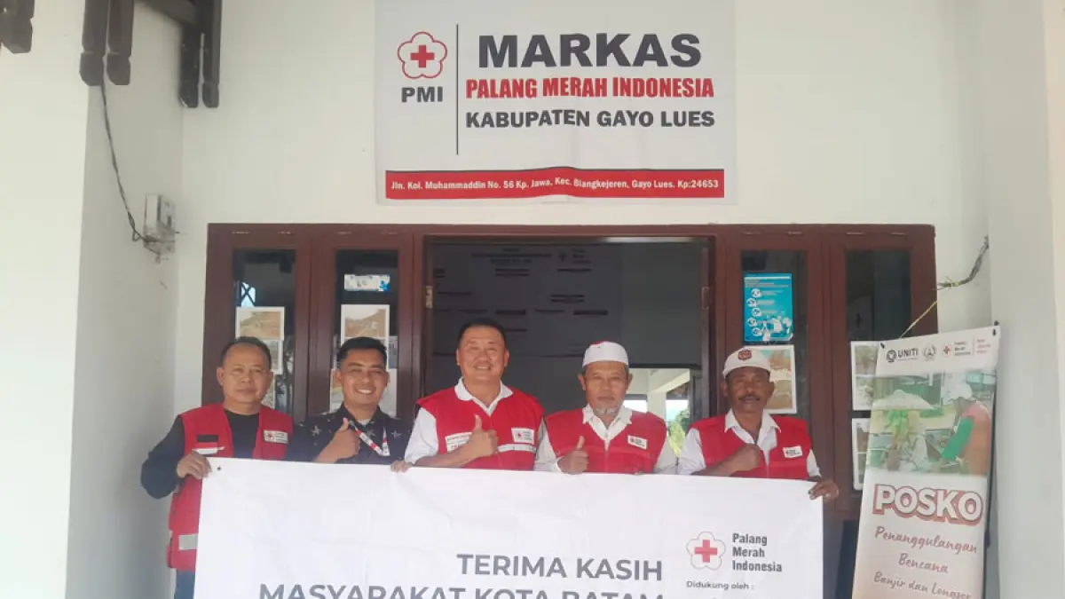 Tim PMI Batam menyalurkan bantuan kemanusiaan kepada warga terdampak bencana di Kabupaten Gayo Lues, Aceh, termasuk untuk hunian sementara dan fasilitas umum.  / PMI untuk Batam Pos