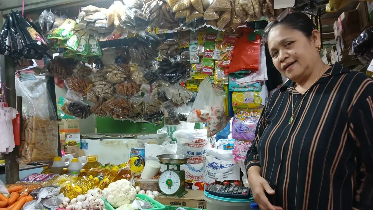 UNI, pedagang di pasar Tarempa saat ditemui Selasa (5/5/2026). Sejak ada pembatasan, distribusi sembako terganggu ke Anambas. F Ihsan Imaduddin/Batam Pos