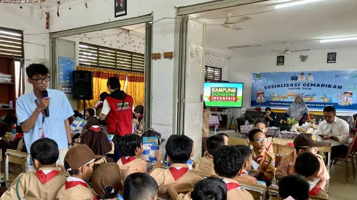 Siswa kelas 3 SDN 010 Batam mengikuti kegiatan dongeng interaktif dalam program Gemarikan yang digelar Pemko Batam, Rabu (6/5). Kegiatan ini bertujuan meningkatkan minat konsumsi ikan sejak dini melalui edukasi kreatif dan makan bersama menu berbahan ikan. F. Amandine Nadja/ANTARA 