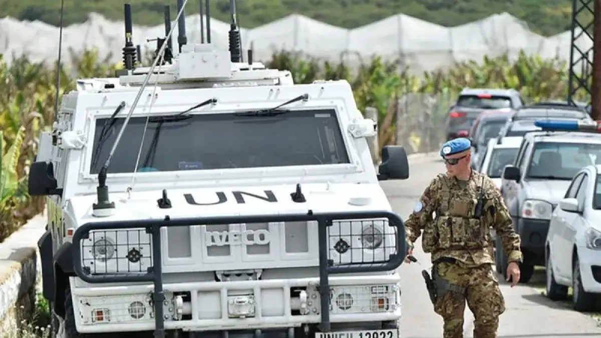 Pasukan penjaga perdamaian PBB, UNIFIL, dan sekelompok tentara dari tentara Lebanon tiba di dekat Kamp Pengungsi Palestina Ar-Rashidiyye, yang menjadi sasaran serangan udara Israel, untuk memeriksa kerusakan dan melakukan inspeksi. ANTARA/Hussam Shbaro/Anadolu/pri.