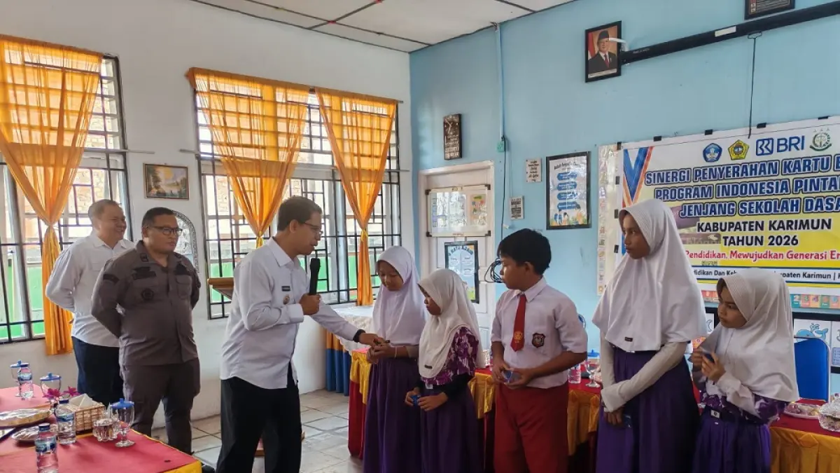 Bupati Karimun, Iskandarsyah, berdialog dengan pelajar SD Negeri 006 Kecamatan Karimun usai menyerahkan kartu ATM. F. Sandi Pramosinto/Batam Pos