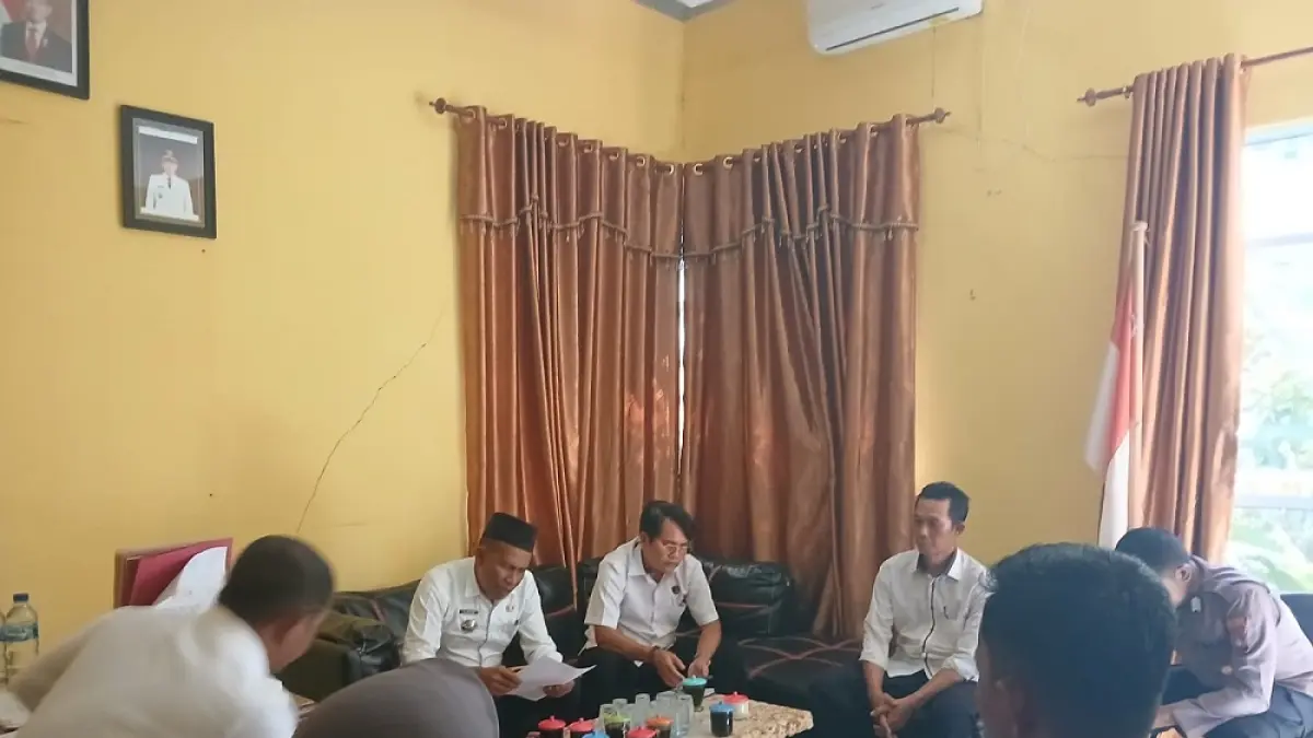 Camat Palmatak, Ajmain (kiri) memimpin audiensi polemik pembangunan rumah milik warga Desa Piabung, Kamaruddin. F. Ihsan Imaduddin/Batam Pos
