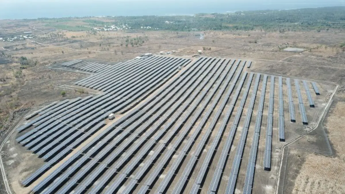Foto udara panel-panel surya yang berfungsi sebagai pembangkit listrik tenaga radiasi matahari di Kecamatan Sambelia, Kabupaten Lombok Timur, Nusa Tenggara Barat. ANTARA/HO-PLN 