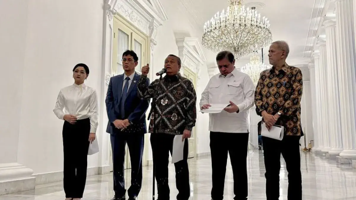 Gubernur Bank Indonesia (BI) Perry Warjiyo (tengah) menjelaskan tujuh strategi Bank Indonesia untuk memperkuat nilai tukar mata uang rupiah dalam jumpa pers di pelataran Istana Merdeka, Jakarta, Selasa (5/5/2026) malam. ANTARA/Genta Tenri Mawangi/pri.