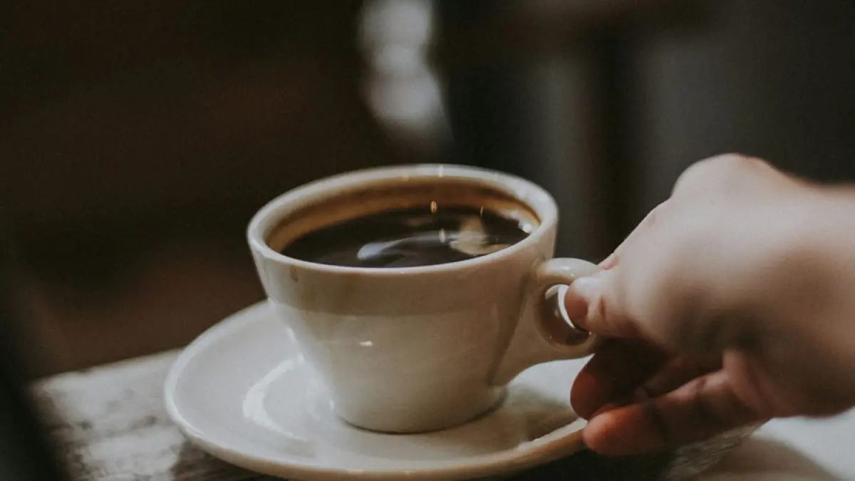 Ilustrasi secangkir kopi yang sering dikonsumsi untuk mengatasi rasa lelah, meski efeknya hanya bersifat sementara.  F. Unsplash