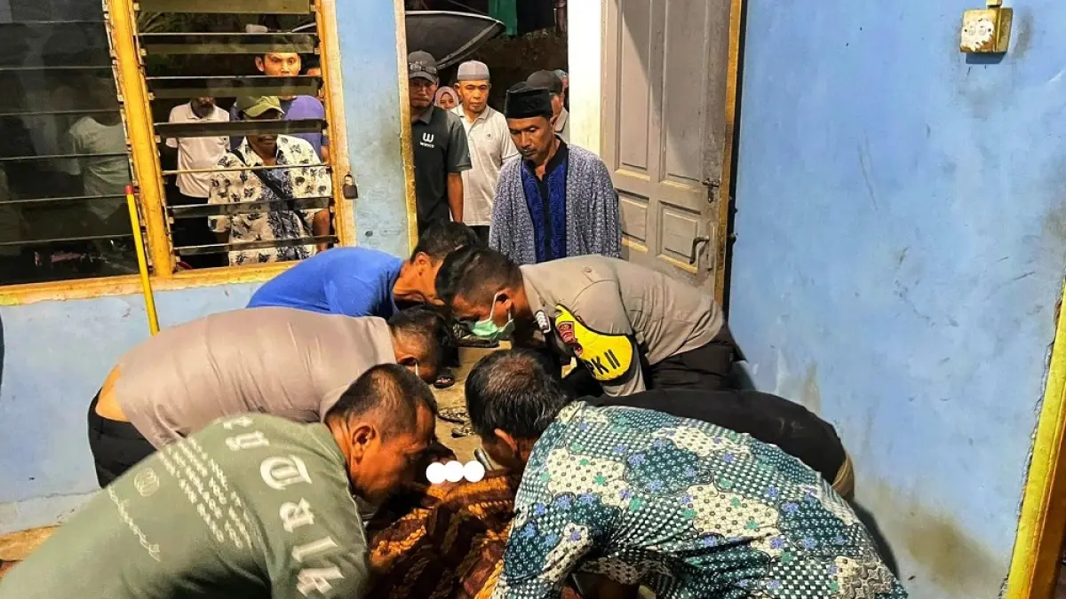 Jasad Idham Efendi dievakuasi dari mess PT Tirta Madu di RT 004 RW 001 Desa Teluk Bakau  Kecamatan Gunung Kijang, Bintan, pada Selasa (5/5/2026) sore. F. Polsek Gunung Kijang untuk Batam Pos