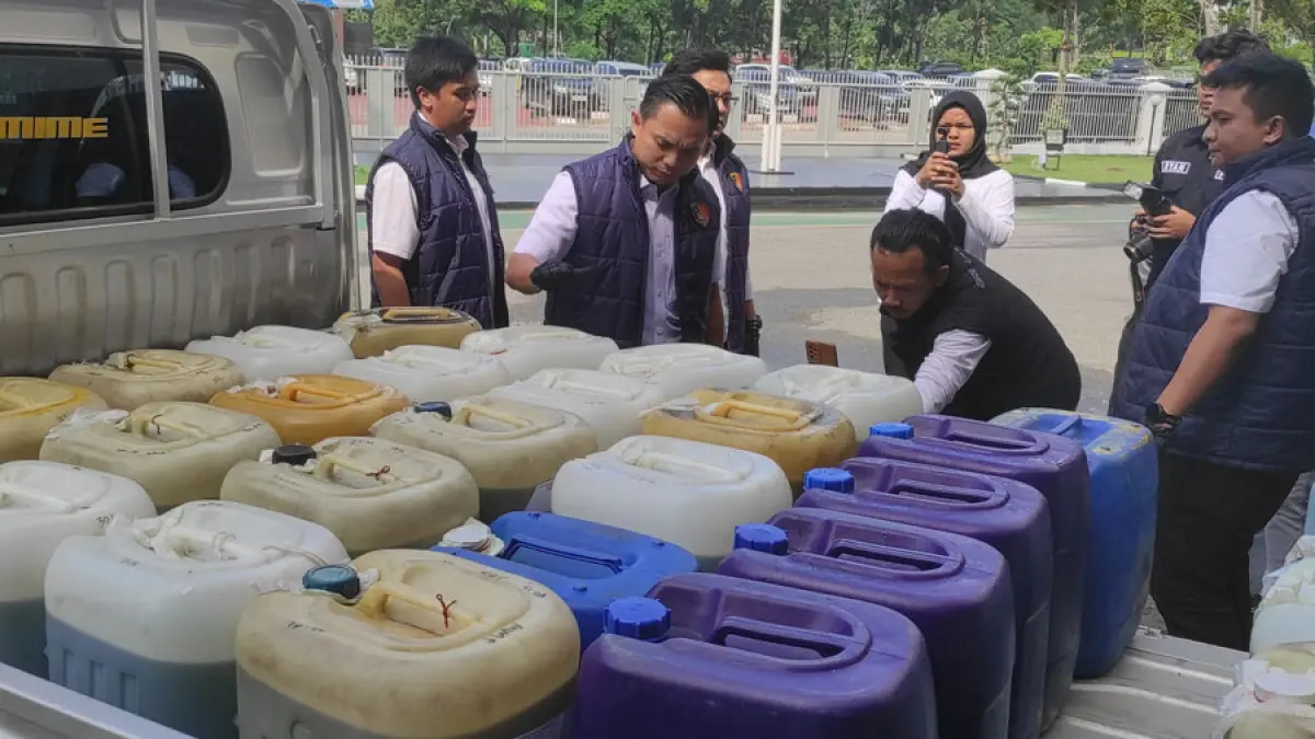 Kasat Reskrim Polresta Barelang Kompol M Debby Tri Andrestian, menunjukan barang bukti BBM pertalite yang diamankan saat ekspos terkait kasus penyalahgunaan BBM subsidi pertalite di Mapolresta Barelang, Rabu (6/5). F Cecep Mulyana/Batam Pos