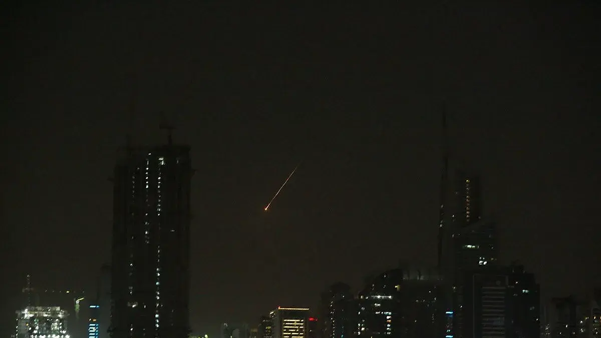 Kilatan rudal melintas di atas Dubai, Uni Emirat Arab (UEA), Sabtu (28/2/2026). ANTARA/Xinhua/Wen Xinnian/aa.