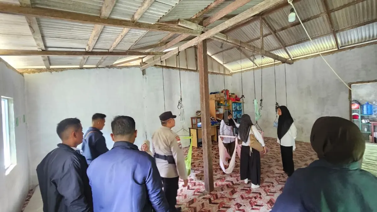 Petugas kepolisian meninjau salah satu tempat daycare di Siantan. Dari peninjauan ini, dua lokasi tidak dipasang kamera pengawas atau CCTV. F. Ihsan Imaduddin/Batam Pos
