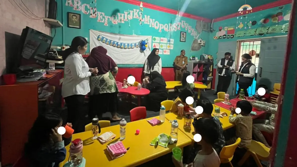 Petugas melakukan inspeksi di salah satu day care di Batam. Polda Kepri menemukan sejumlah pelanggaran standar perizinan dan fasilitas. F. Istimewa