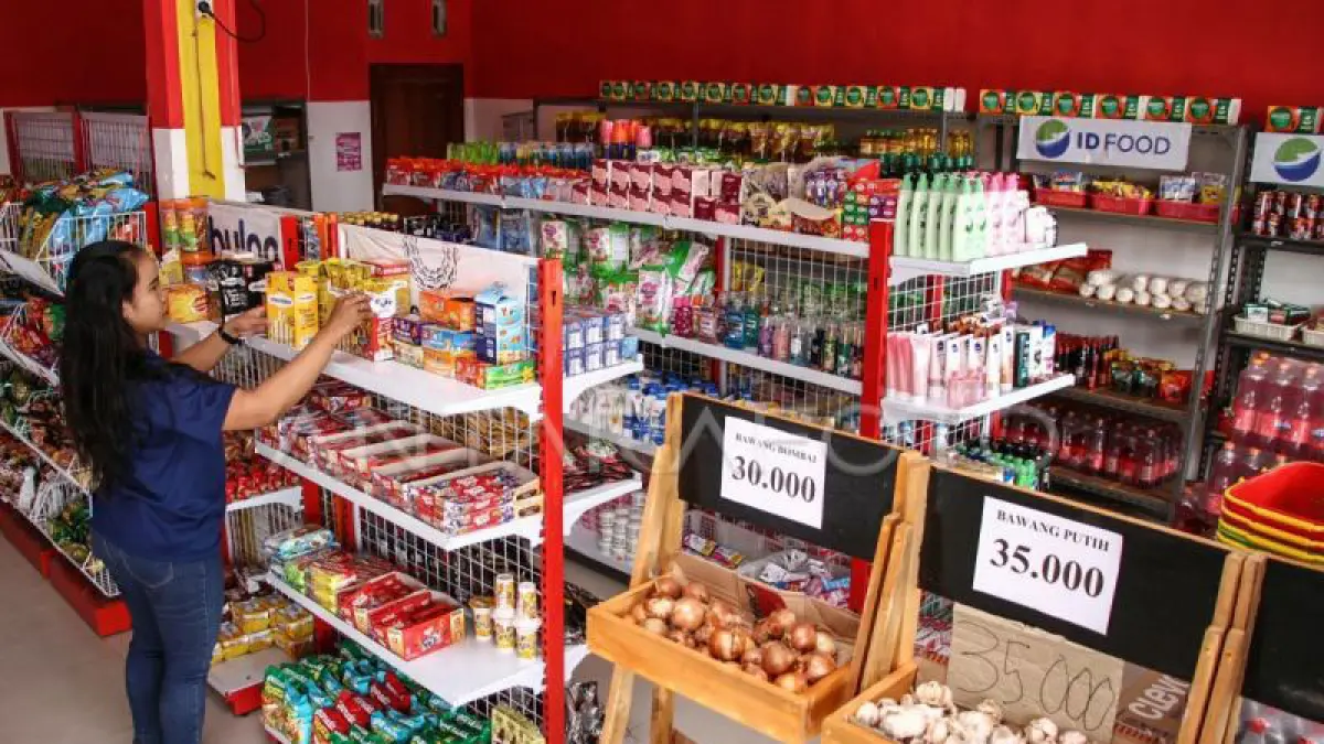 Pramuniaga merapikan produk yang dijajakan di gerai sembako Koperasi Merah Putih Kelurahan Bukit Tunggal, Palangka Raya, Kalimantan Tengah, Selasa (6/1/2026). (ANTARA FOTO/Auliya Rahman/bar) 