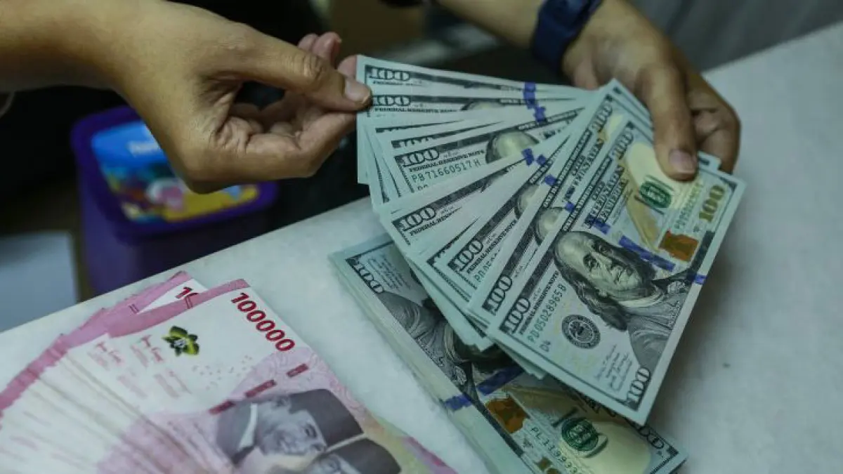Karyawan menghitung uang pecahan rupiah dan dolar Amerika Serikat (AS) di gerai penukaran mata uang asing Ayu Masagung, Jakarta. ANTARA FOTO/Asprilla Dwi Adha/bar
