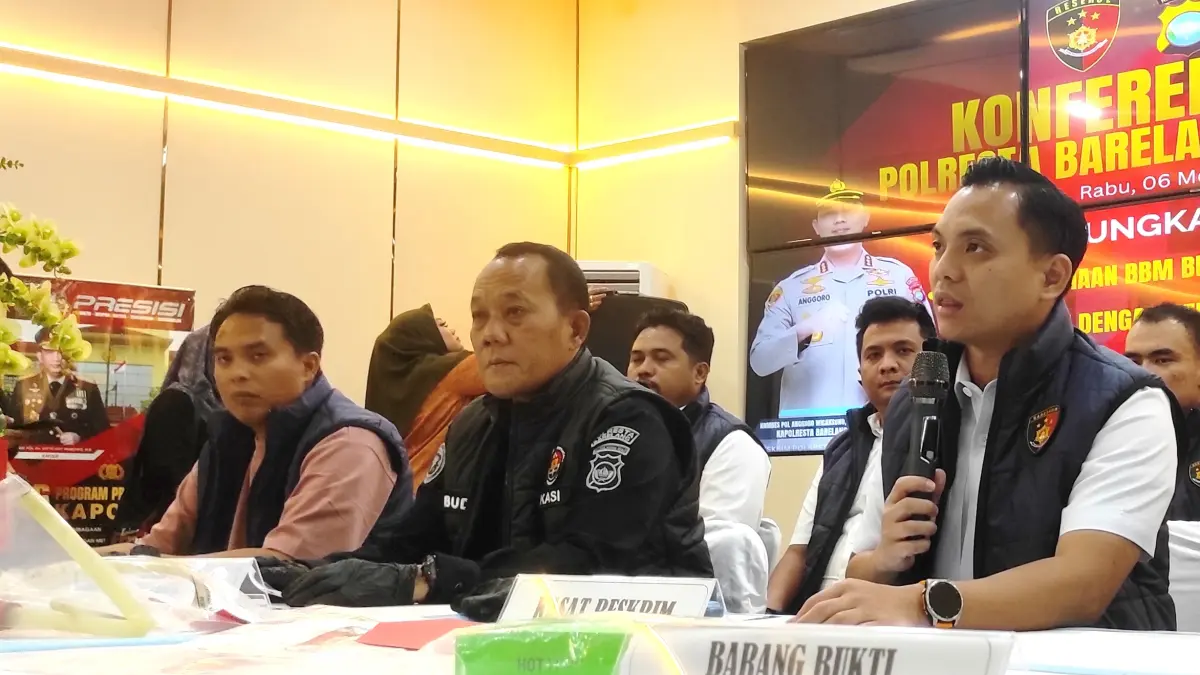 Kasat Reskrim Polresta Barelang  Kompol M Debby Tri Andrestian bersama kasi Humas dan jajaran memberikan keterangan pengungkapan kasus jambret saat ekspos di Mapolresta Barelang, Rabu (6/5). F Cecep Mulyana/ Batam Pos