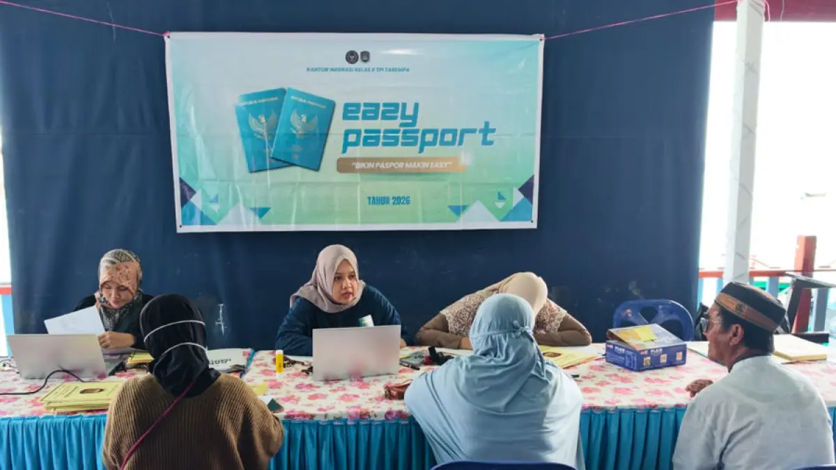 
Keterangan : Petugas Imigrasi Tarempa melayani pemohon pembuatan paspor di Pulau Jemaja.   F. Ihsan Imaduddin/Batam Pos