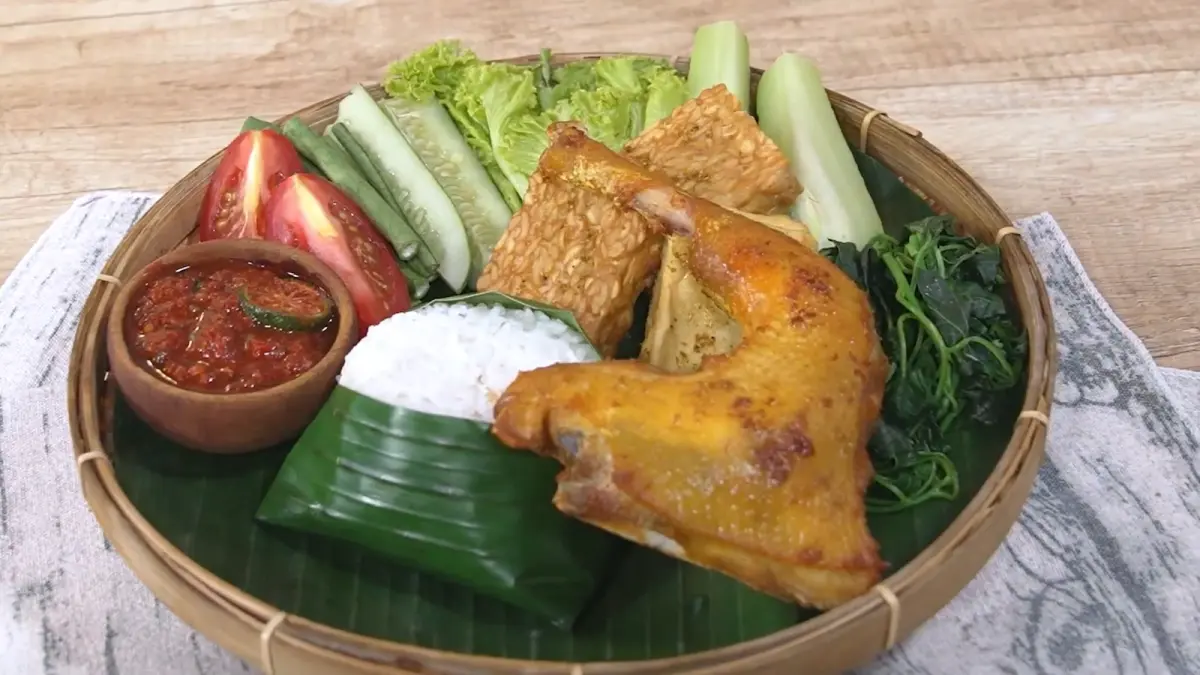 Nasi tempong di Kota Batam. (Tangkapan layar youtube.com/@indonesiansimple2022)