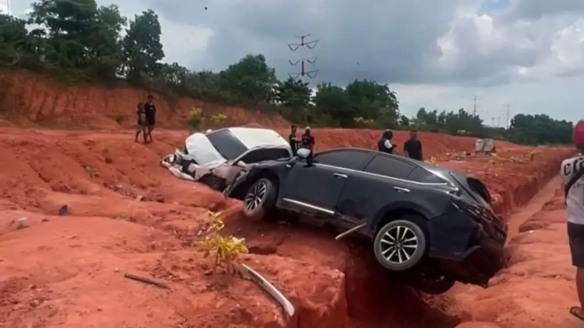 Kecelakaan Beruntun Tiga Mobil Sebelum Bundaran Punggur Batam, Avanza Terguling