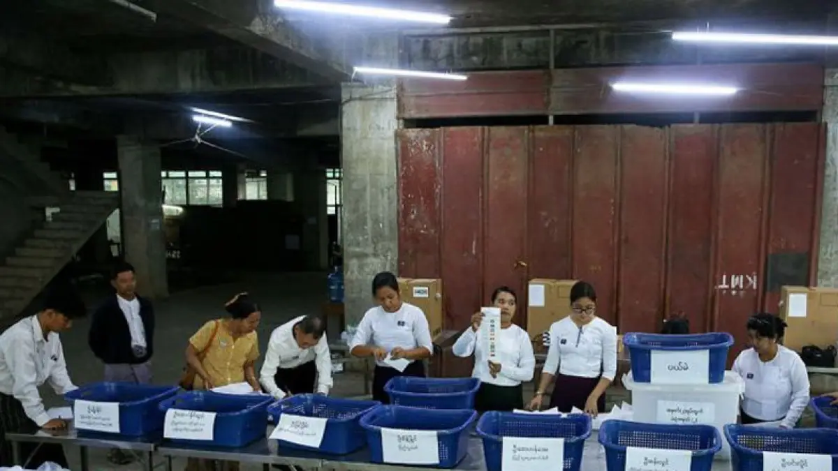 Pejabat Komisi Pemilihan Umum Serikat bekerja selama fase kedua pemilihan umum di sebuah tempat pemungutan suara di Yangon, Myanmar, Minggu (11/1/2026). F. ANTARA/Xinhua/Myo Kyaw Soe/aa.
