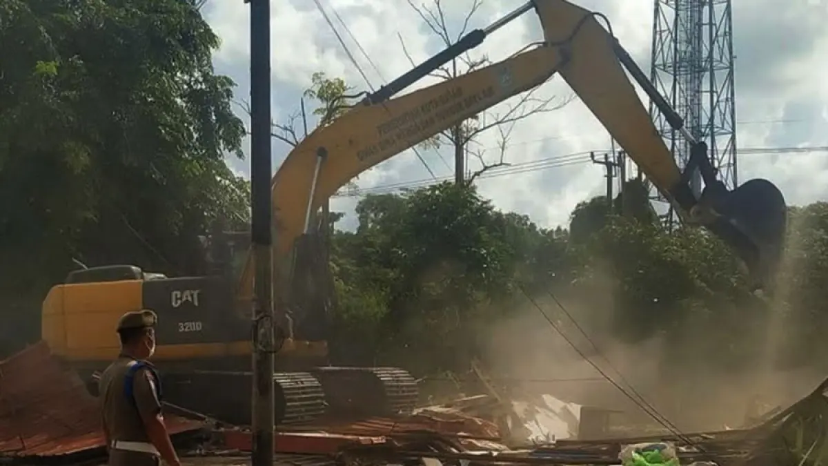 Petugas gabungan TNI, Polri, Satpol PP Kota Batam, dan Ditpam BP Batam saat menertibkan 208 kios liar di kawasan Perumnas, Kecamatan Sei Beduk, Kamis (7/5), yang berdiri di atas row jalan dan menutupi saluran drainase.  F. Yashinta / Batam Pos