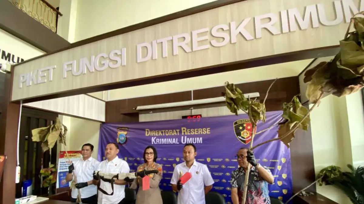
Petugas menunjukkan barang bukti parang yang digunakan pelaku TN untuk menebang ratusan pohon jati emas di Jalan Jenderal Sudirman, Batam. Pelaku ditangkap Polda Kepri setelah kasus tersebut viral di media sosial.&nbsp; &nbsp;F. (ANTARA/Amandine Nadja