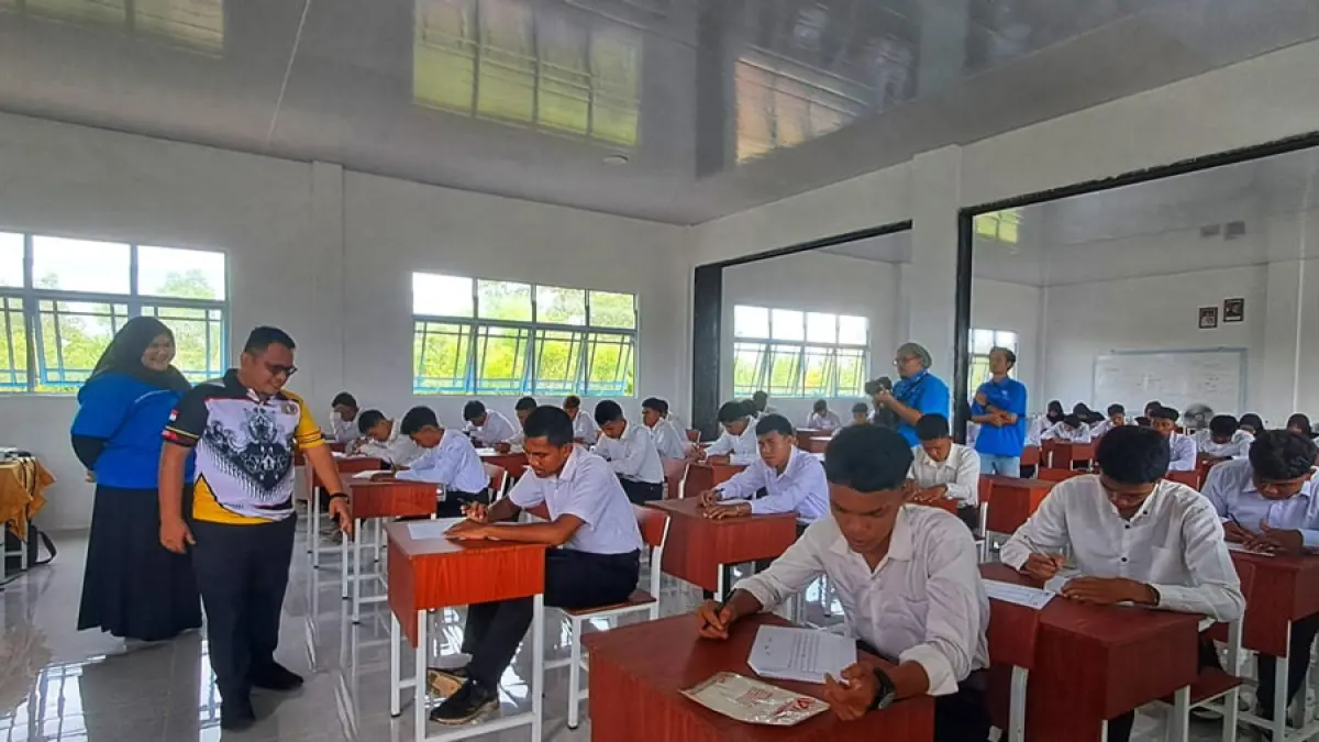 Sejumlah lulusan SMK Negeri 1 Seri Kuala Lobam menjalani tes tertulis masuk kerja yang dilaksakakan di lingkungan sekolah tersebut, Kamis (7/5/2026). F.Slamet Nofasusanto/Batam Pos.