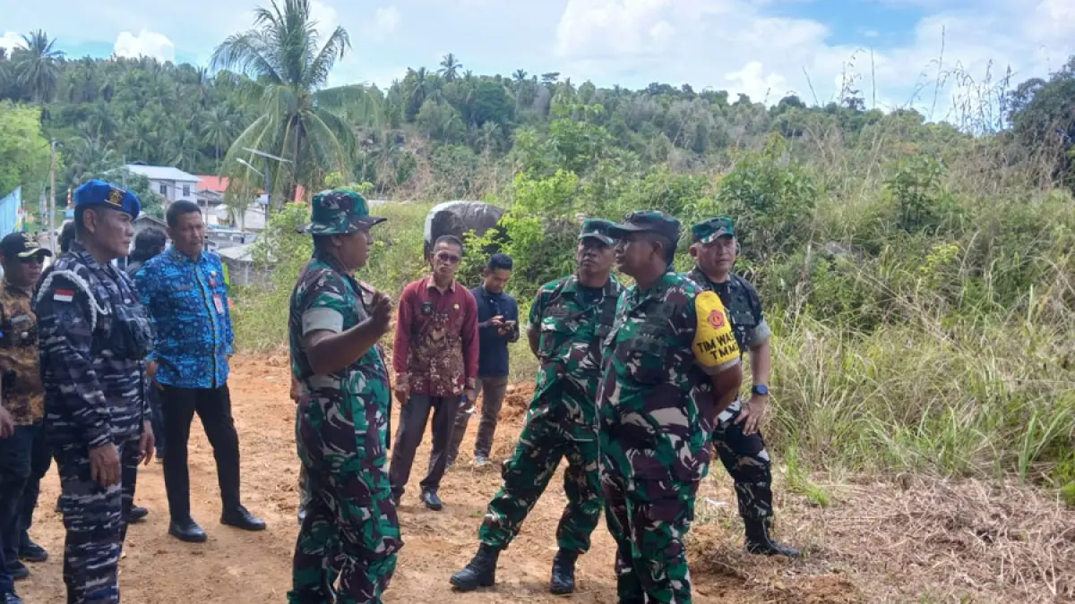 Tim Pengawasan dan Evaluasi (Wasev) yang dipimpin Brigjen TNI Valian Wicaksono melihat pembukaan jalan Mubur menuju Bayat.   F. Ihsan Imaduddin/Batam Pos