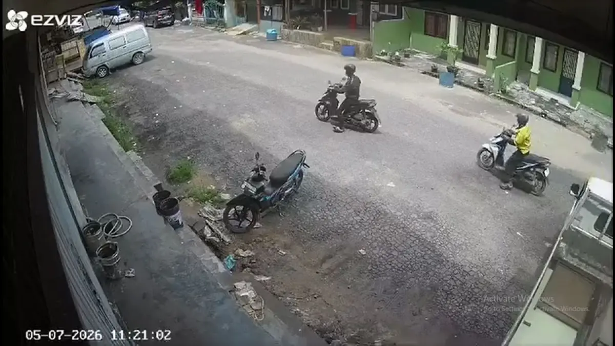 Rekaman CCTV memperlihatkan terduga pelaku pencurian sepeda motor mengenakan atribut ojek online saat beraksi di kawasan Tembesi Center, Batuaji, Batam, Kamis (7/5). Motor milik seorang guru hilang saat korban sedang mengajar di dalam kelas.   F. Tangkapan Layar CCTV