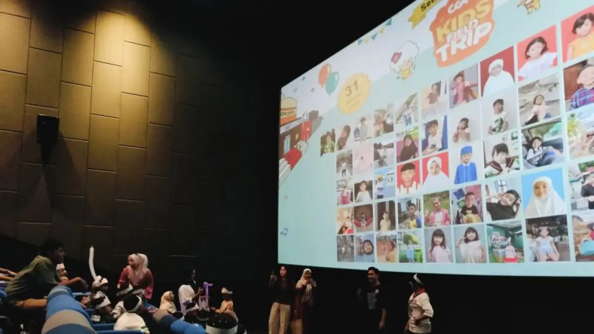 Ilustrasi - Sejumlah anak bersama orang tua menonton film layar lebar di Mataram, Nusa Tenggara Barat, Sabtu (31/1/2026). F. ANTARA/Sugiharto Purnama 