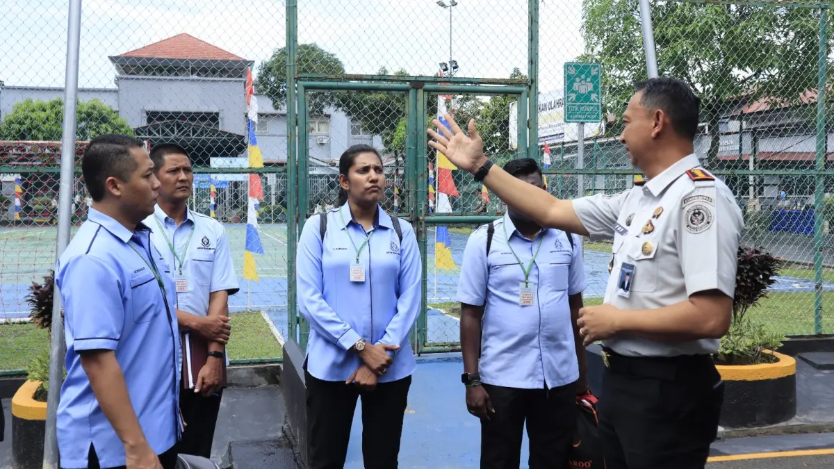 
Kepala Lapas Batam, Yosafat Rizanto menerima kunjungan Delegasi Jabatan Penjara Malaysia. F. istimewa