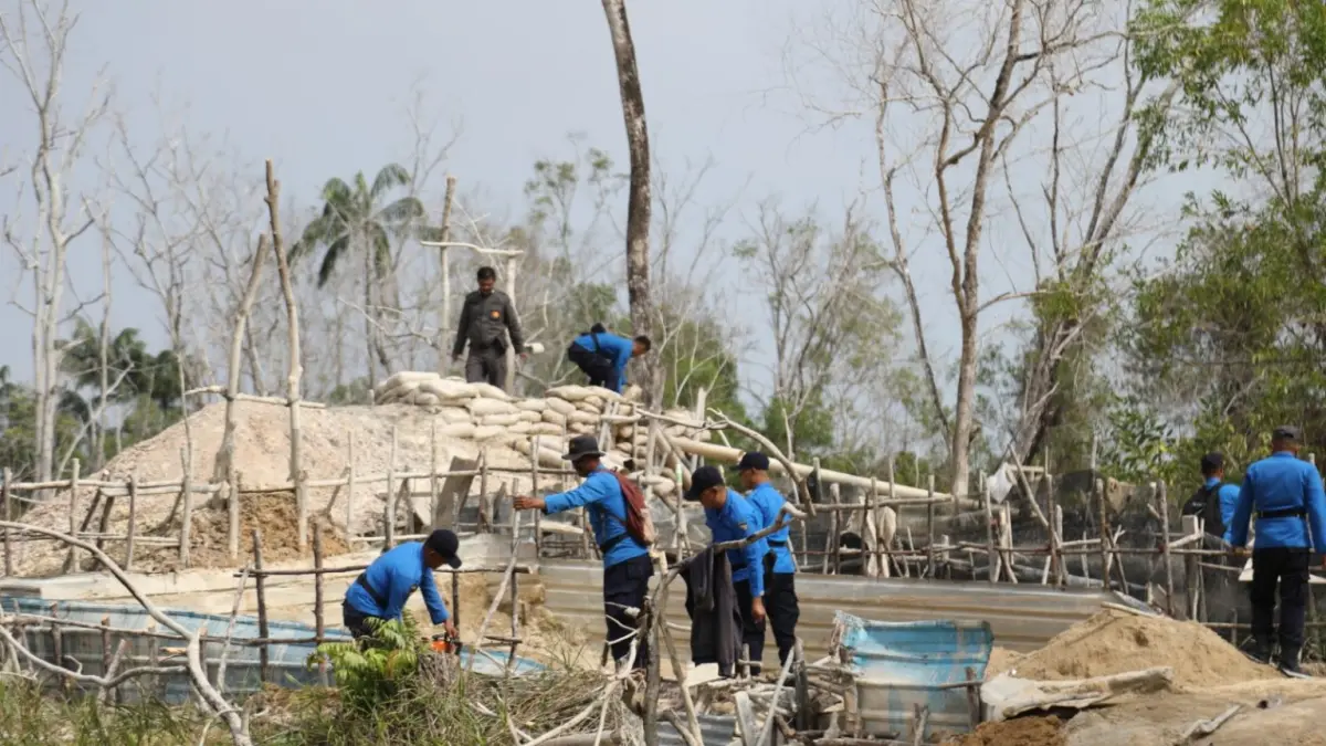 Petugas gabungan dari BP Batam, TNI dan Polri saat menertibkan tambang pasir ilegal. F.BP Batam untuk batam pos
