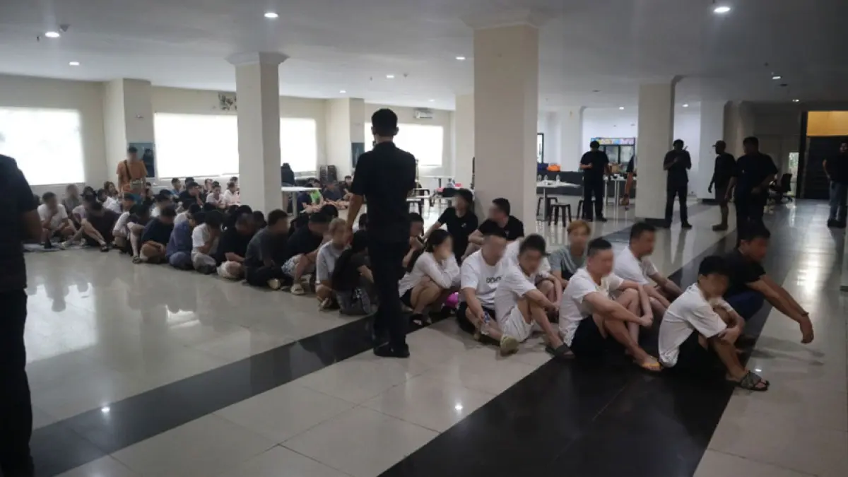 
Petugas gabungan Imigrasi dan Polda Kepri mengamankan ratusan WNA saat penggerebekan sindikat penipuan investasi daring di salah satu apartemen kawasan Batam.  F. istimewa