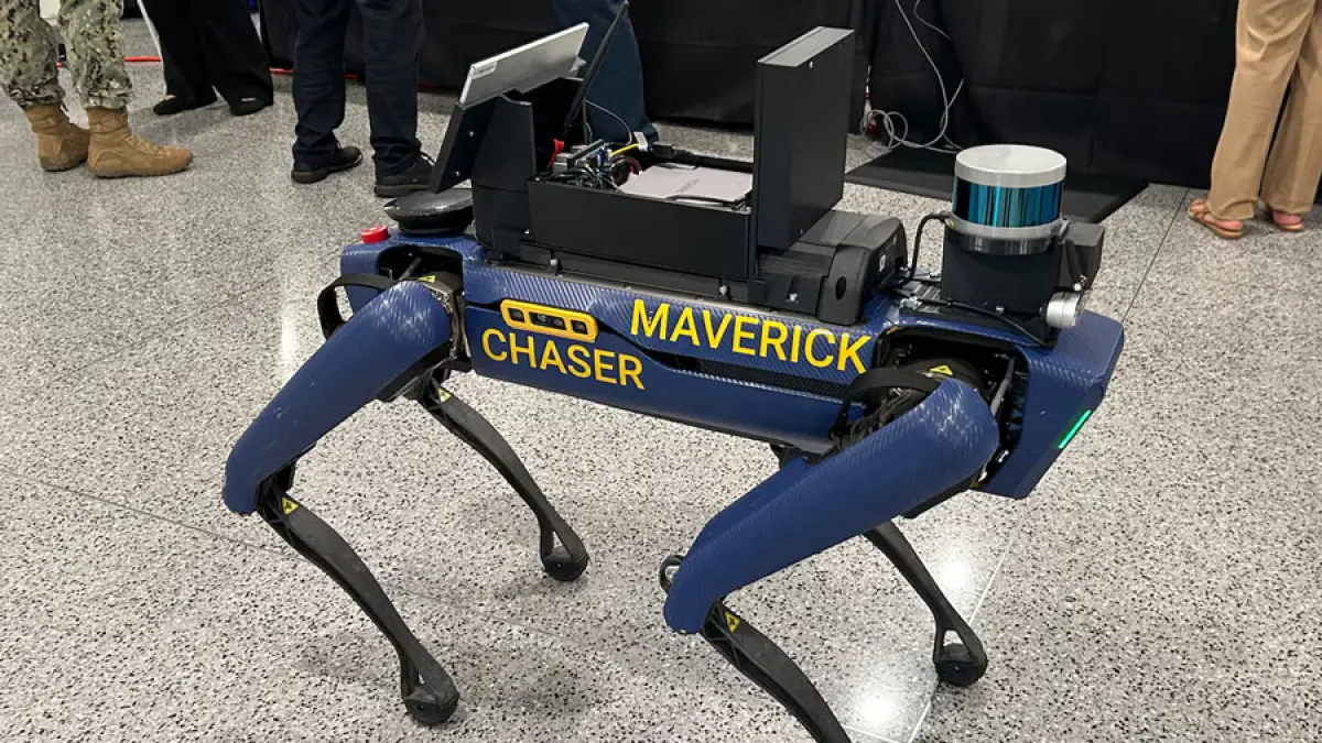 Seekor anjing robot yang membawa peralatan untuk pemetaan 3D di dalam ruangan, kapal, atau gua sedang dipamerkan pada hari Lab di Pentagon, 6 Mei 2026.

