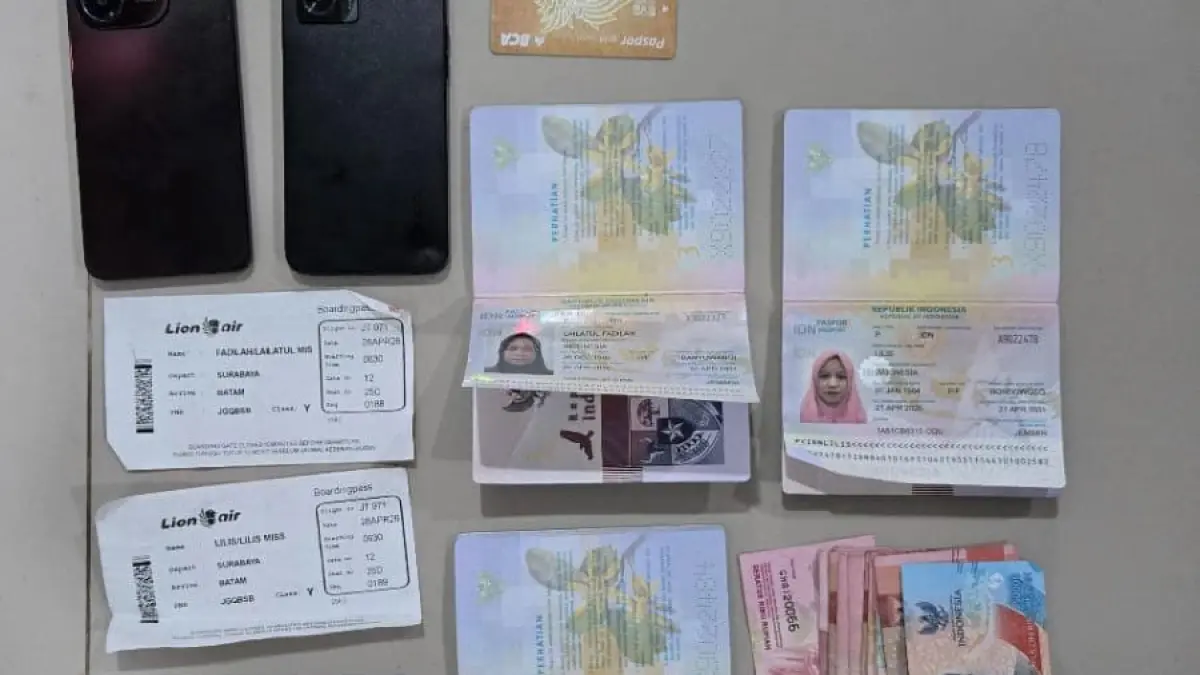 Sejumlah barang bukti berupa paspor, telepon genggam, tiket pesawat, uang tunai, dan kartu ATM diperlihatkan polisi dalam pengungkapan kasus dugaan pengiriman pekerja migran Indonesia non-prosedural di Mapolda Kepri.  / F Istimewa