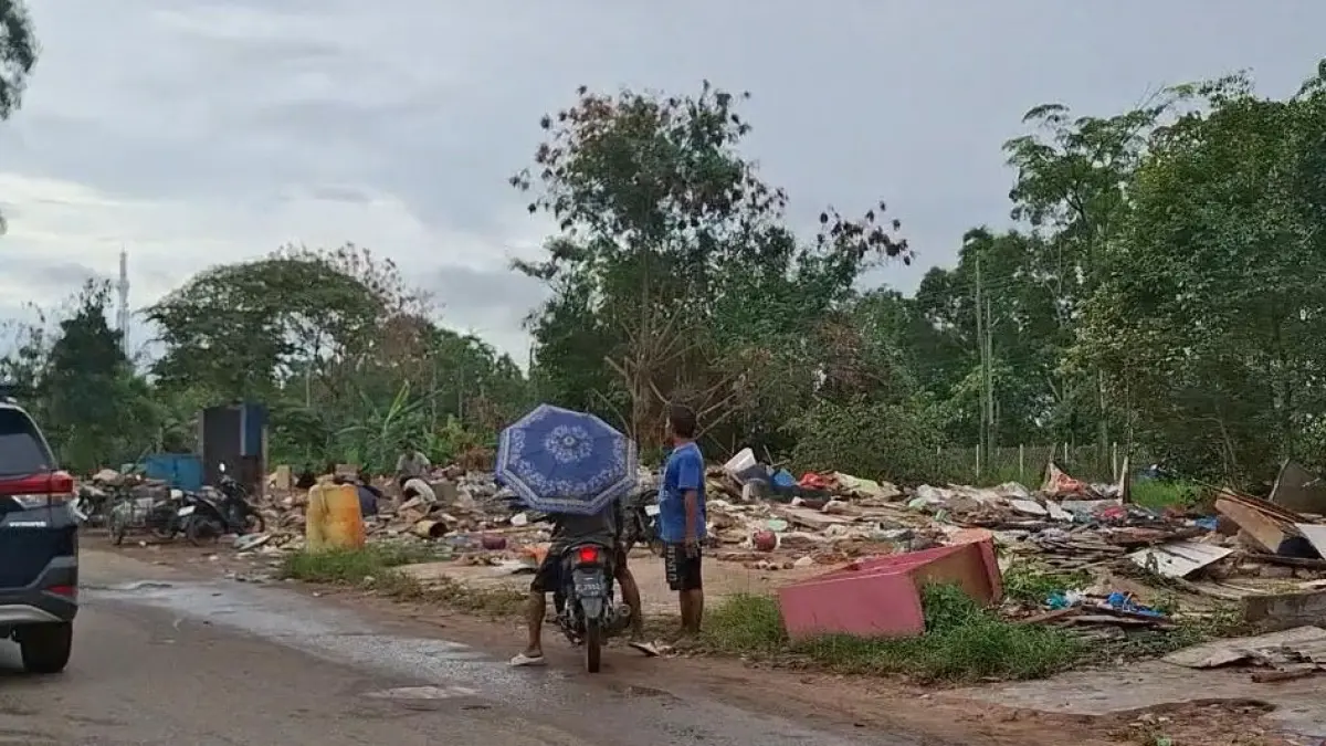 Sejumlah warga dan pemilik kios masih terlihat berada di area bekas penertiban. Mereka tampak memilah material bangunan dan barang-barang yang masih bisa digunakan kembali.   F. Yofie Y / batam Pos