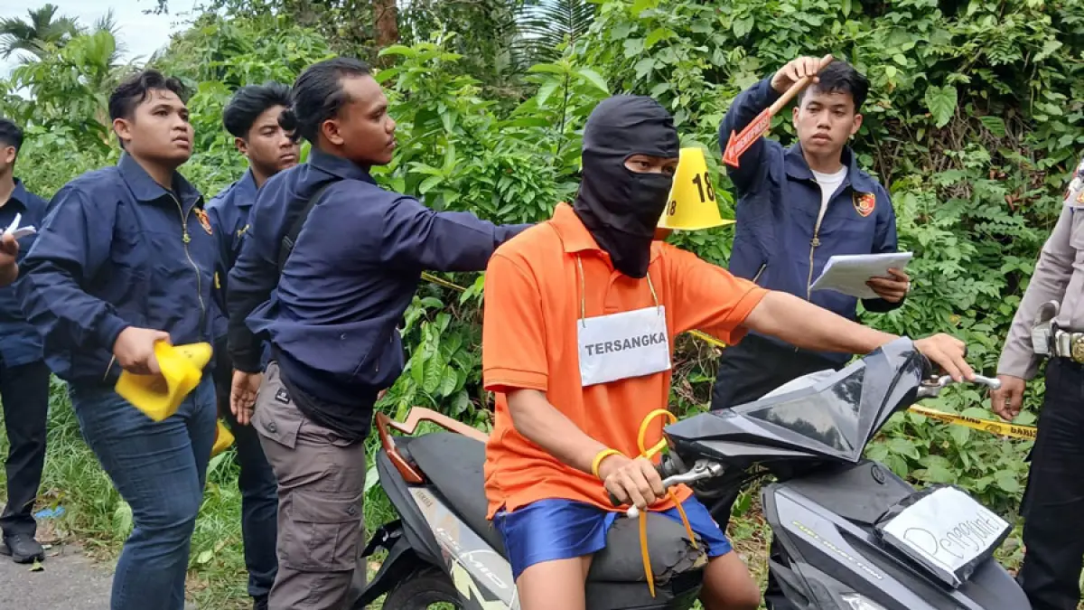 Terdakwa Adi Syahputra Marpaung (baju orange) saat rekontruksi kejadian. PN Natuna memvonis terdakwa 11 tahun penjara.   F. Ihsan Imaduddin/Batam Pos