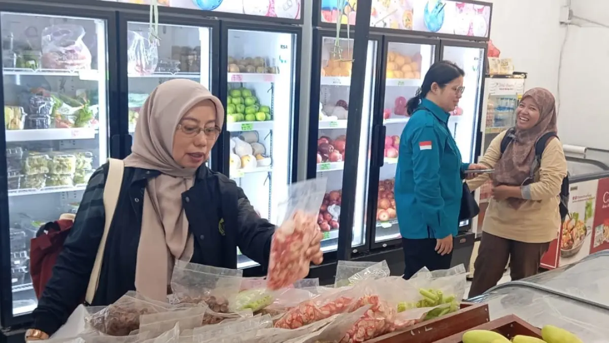 Tim gabungan dari Perdagangan dan Satgas Pangan melakukan razia ke toko yang menjual makanan beku di Tanjungbalai Karimun.  / F.  Dokumentasi Dinas Koperasi, Usaha Mikro, Perdagangan dan ESDM Kabupaten Karimun
