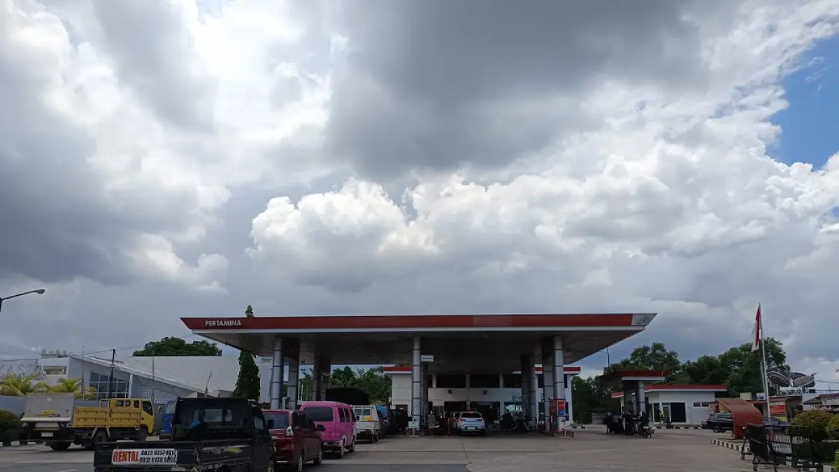 Antrean kendaraan di salah satu SPBU di wilayah Tembesi, saat stok Pertamax mengalami kelangkaan akibat kendala distribusi. F. Azis Maulana/Batam Pos