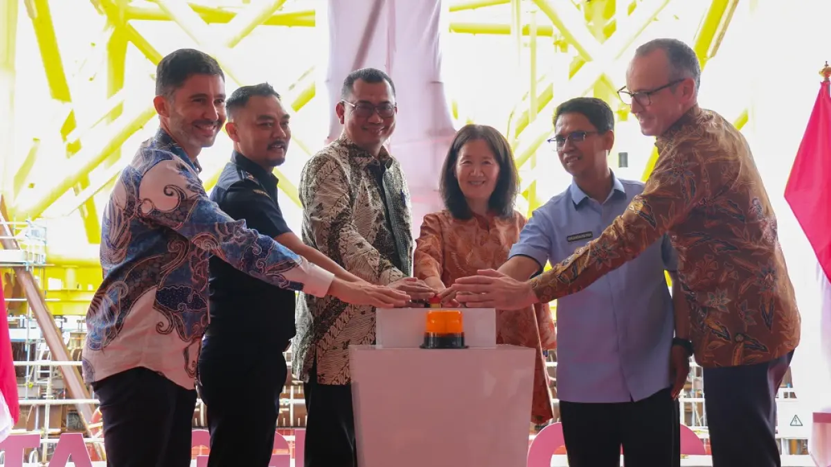 Bupati Karimun, Iskandarsyah, bersama Deputi SKK Migas serta petinggi PT Saipem Indonesia Karimun Yard menekan tombol untuk peluncuran Proyek UCC Offshore Uba Jacket untuk pengeboran minyak dan gas di Tangguh, Papua Barat. F. Istimewa