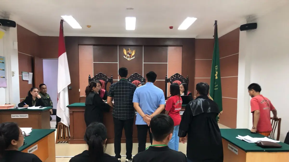 Dua terdakwa yang berprofesi sebagai waiter di first club menjalani sidang di PN Batam. F. Azis maulana/ Batam Pos