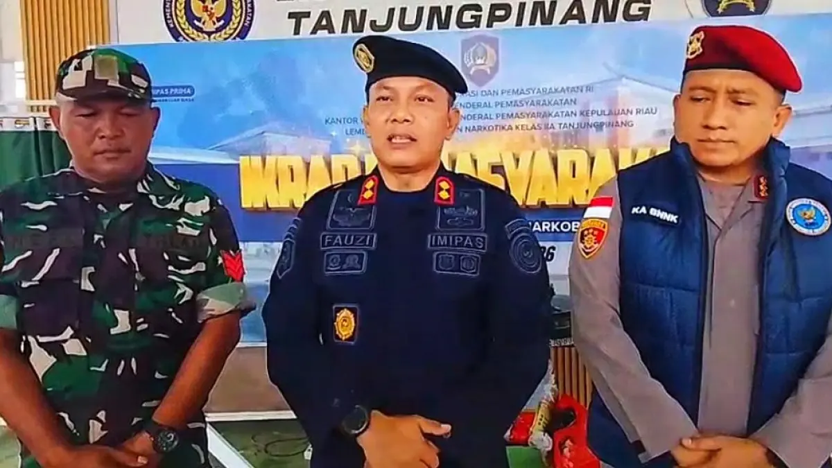 Kepala Lapas Narkotika Kelas IIA Tanjungpinang, Fauzi Harahap (tengah). F. Kiriman Marto untuk Batam Pos