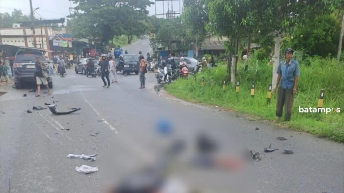 Kondisi korban usai ditabrak mobil berisikan 7 orang WNA di Jalan Nusantara Tanjungpinang, Jumat (8/5). F. warga untuk Batam Pos