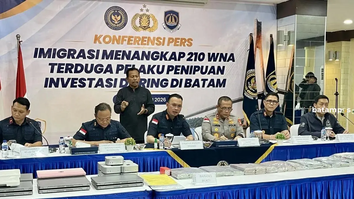 Konferensi Pers pengungkapan kasus 210 WNA yang diamakan oleh Imigrasi Batam yang terduga pelaku penipuan investasi daring di Batam, Kepri, Jumat (8/5/2026). F. Antara