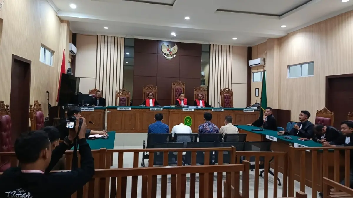 Majelis Hakim Tipikor PN Tanjungpinang saat membacakan amar putusan para terdakwa dugaan korupsi proyek Jembatan Marok Kecil, Jumat (8/5). F. Mohamad Ismail/Batam Pos