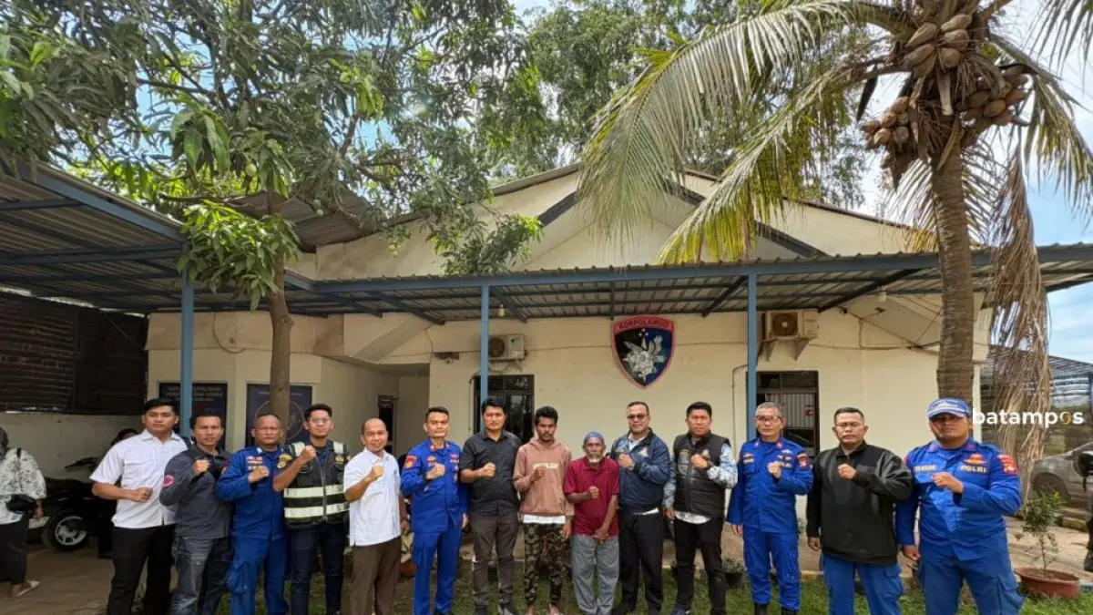 Nelayan foto bersama dengan petugas setelah dijemput dari perairan perbatasan Malaysia. F. Istimewa