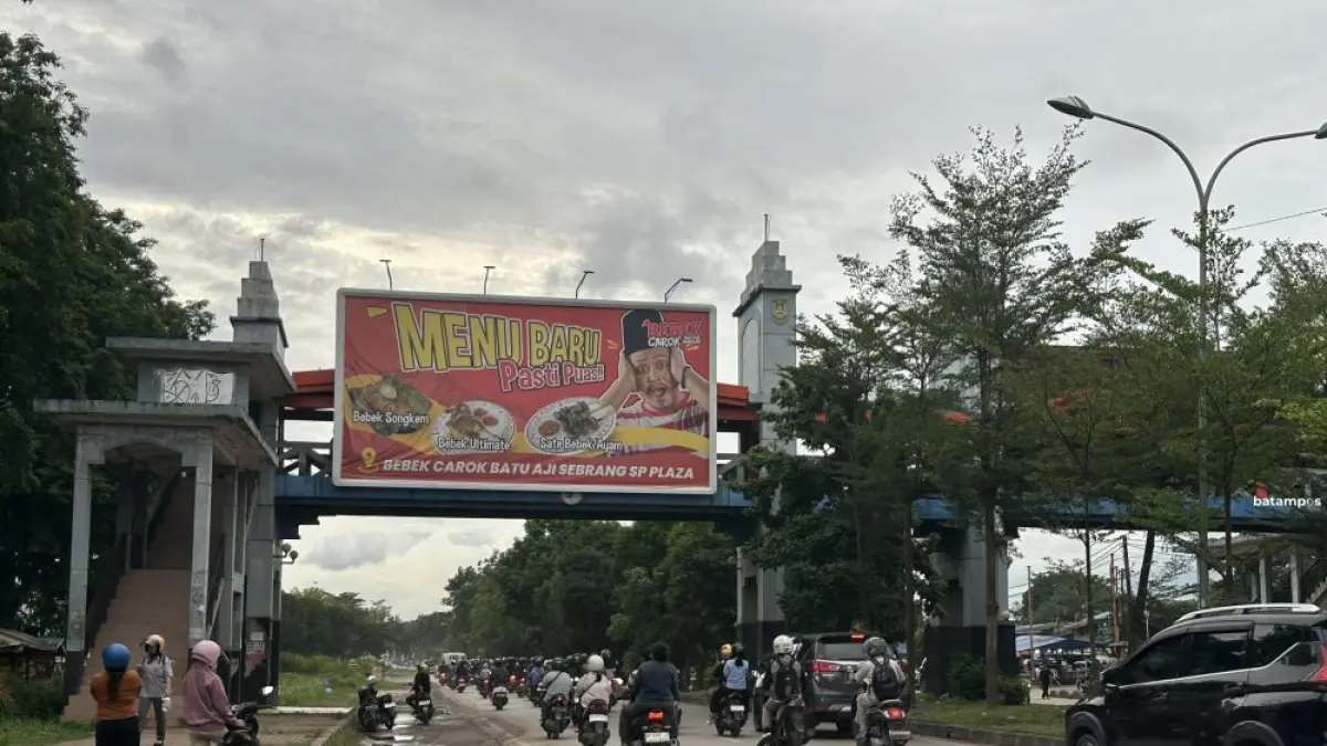 Papan reklame di JPO SP Plaza yang tak kunjung ditertibkan. F.Yofi Yuhendri/Batam Pos