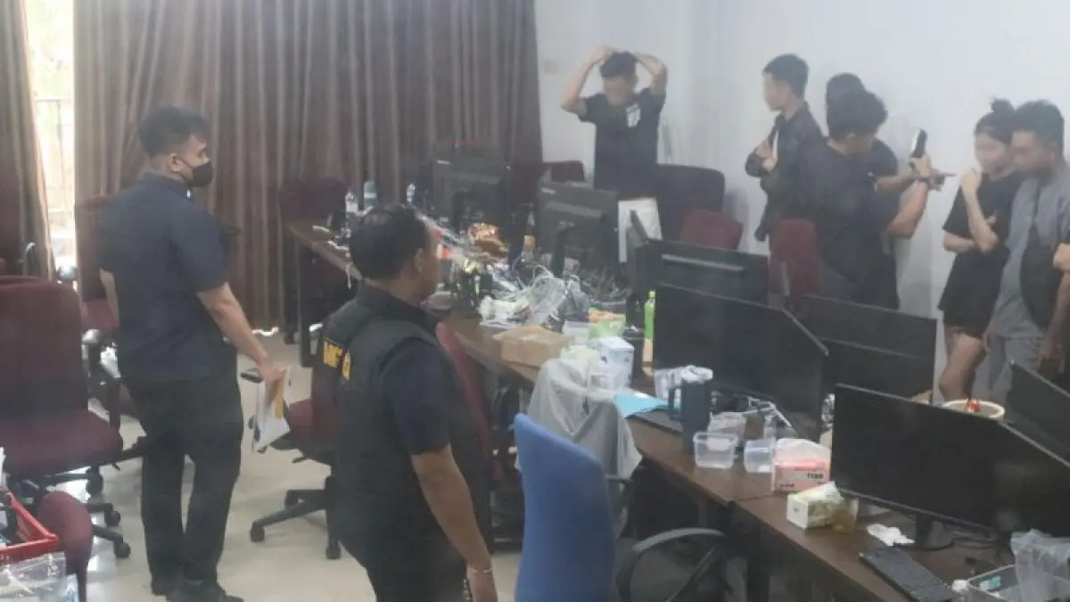 Personel Imigrasi dan Polri mengamankan 210 warga negara asing terindikasi menjalankan tindak pidana scamming trading di Kota Batam, Kepulauan Riau. (ANTARA/HO-Humas Ditjen Imigrasi)


