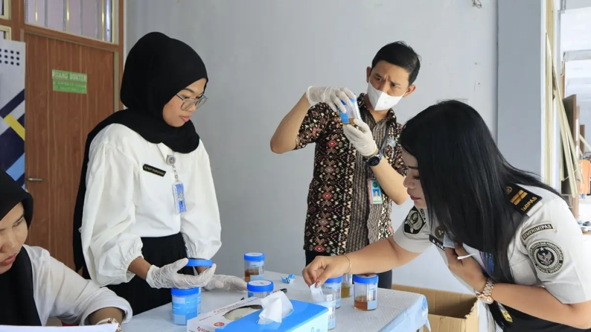 Petugas dan warga binaan Lapas Kelas IIA Batam menjalani tes urine yang digelar bersama BNN Kota Batam, Jumat (8/5). Seluruh peserta dinyatakan negatif narkotika. F. Dok Lapas untuk Batam Pos 
