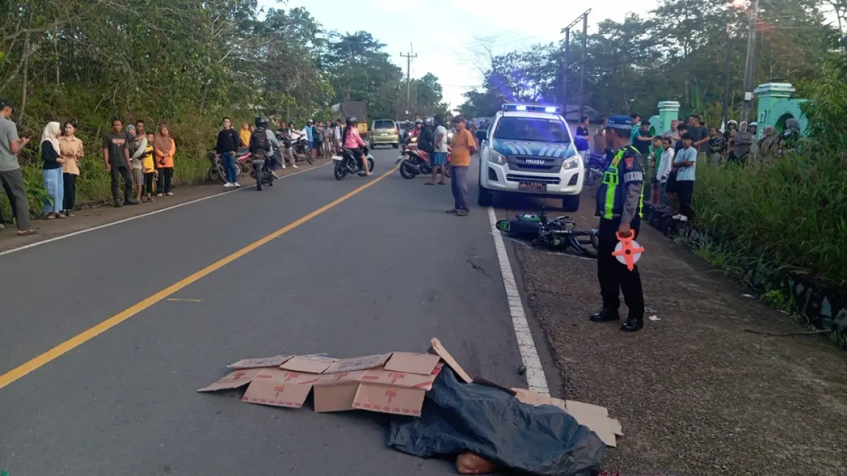 Polisi melakukan olah TKP kecelakaan maut di di jalan raya Tanjungpinang Tanjunguban, Desa Sri Bintan, Kecamatan Teluk Sebong, Kamis (7/5/2026) sore. F. Kiriman Bako untuk Batam Pos